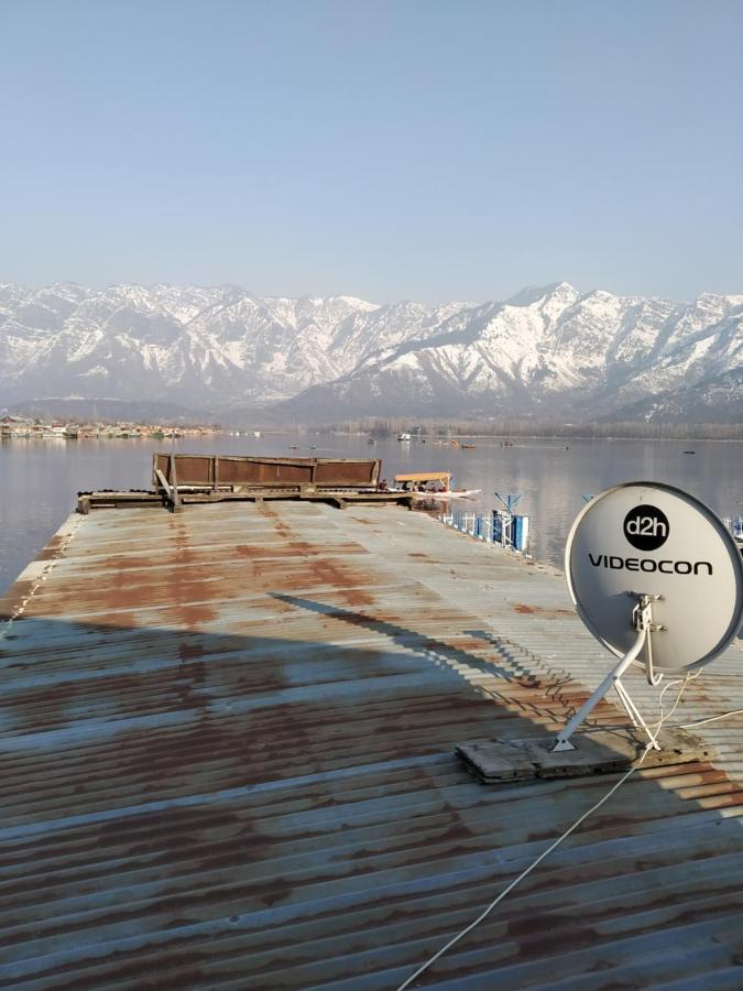 Houseboat Young Snow View Front Line Dal Lake Srīnagar 외부 사진