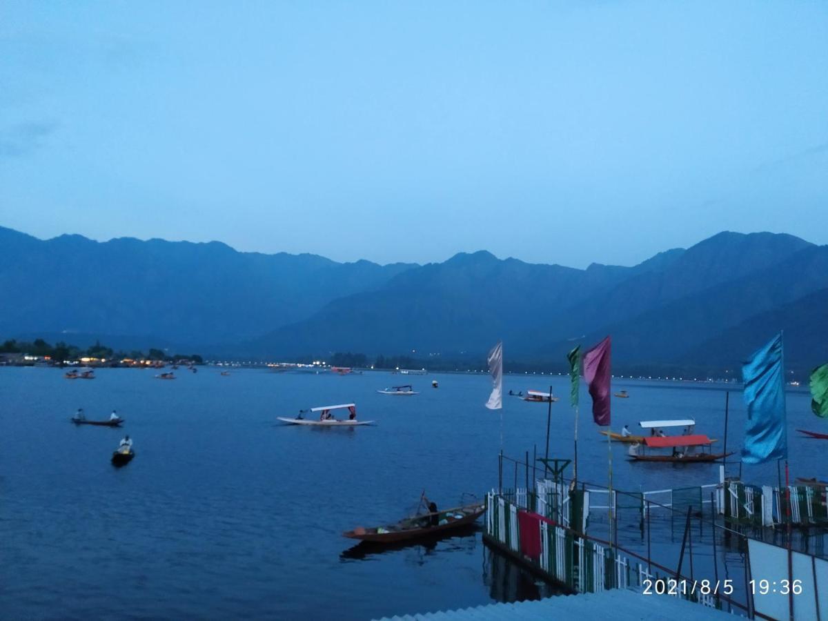 Houseboat Young Snow View Front Line Dal Lake Srīnagar 외부 사진