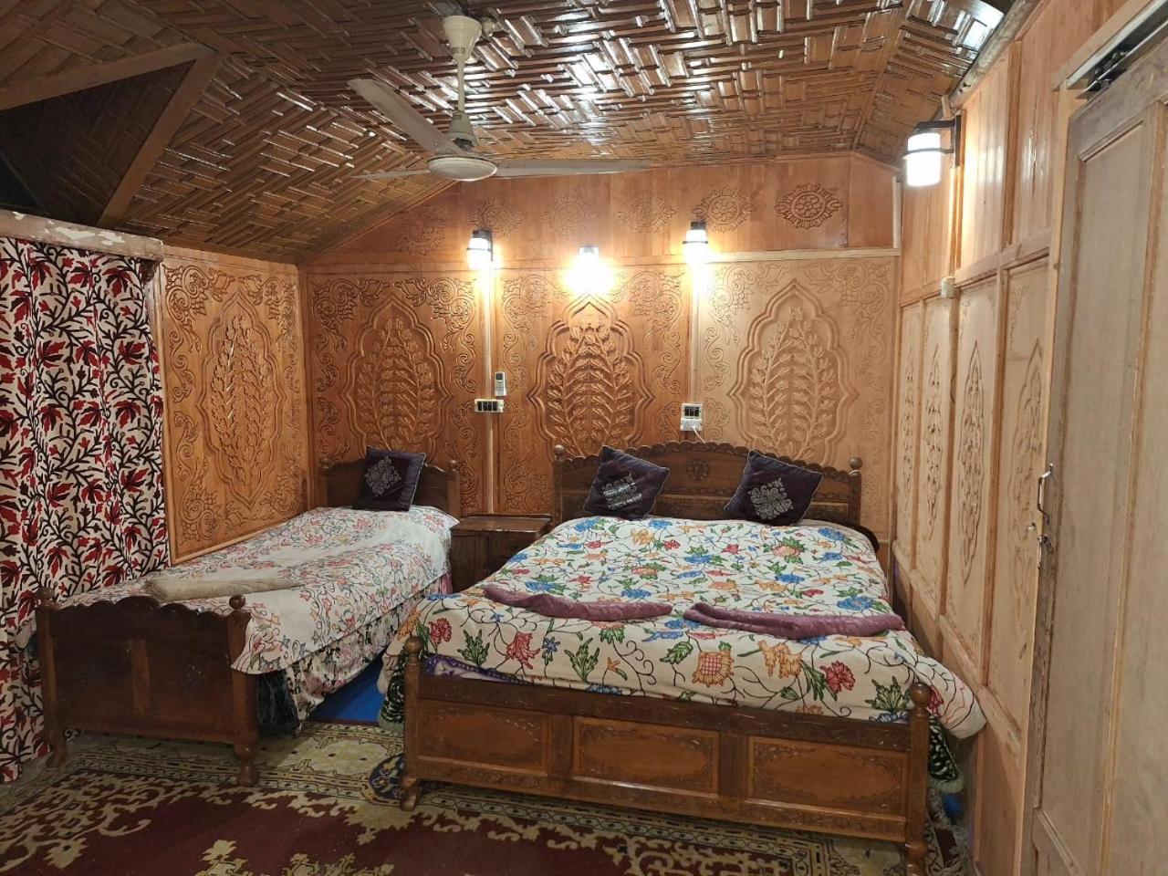 Houseboat Young Snow View Front Line Dal Lake Srīnagar 외부 사진