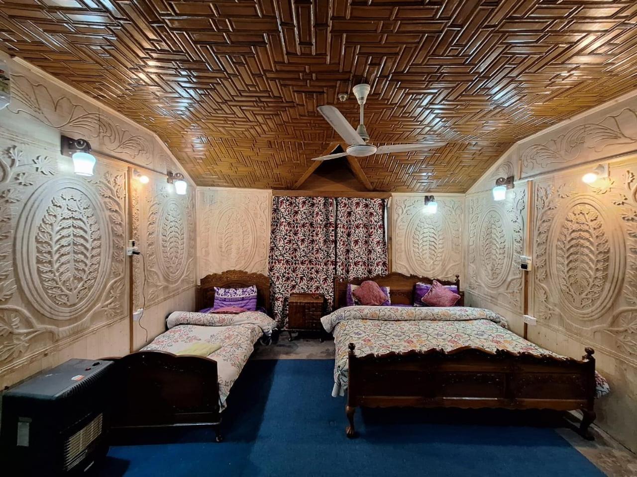 Houseboat Young Snow View Front Line Dal Lake Srīnagar 외부 사진