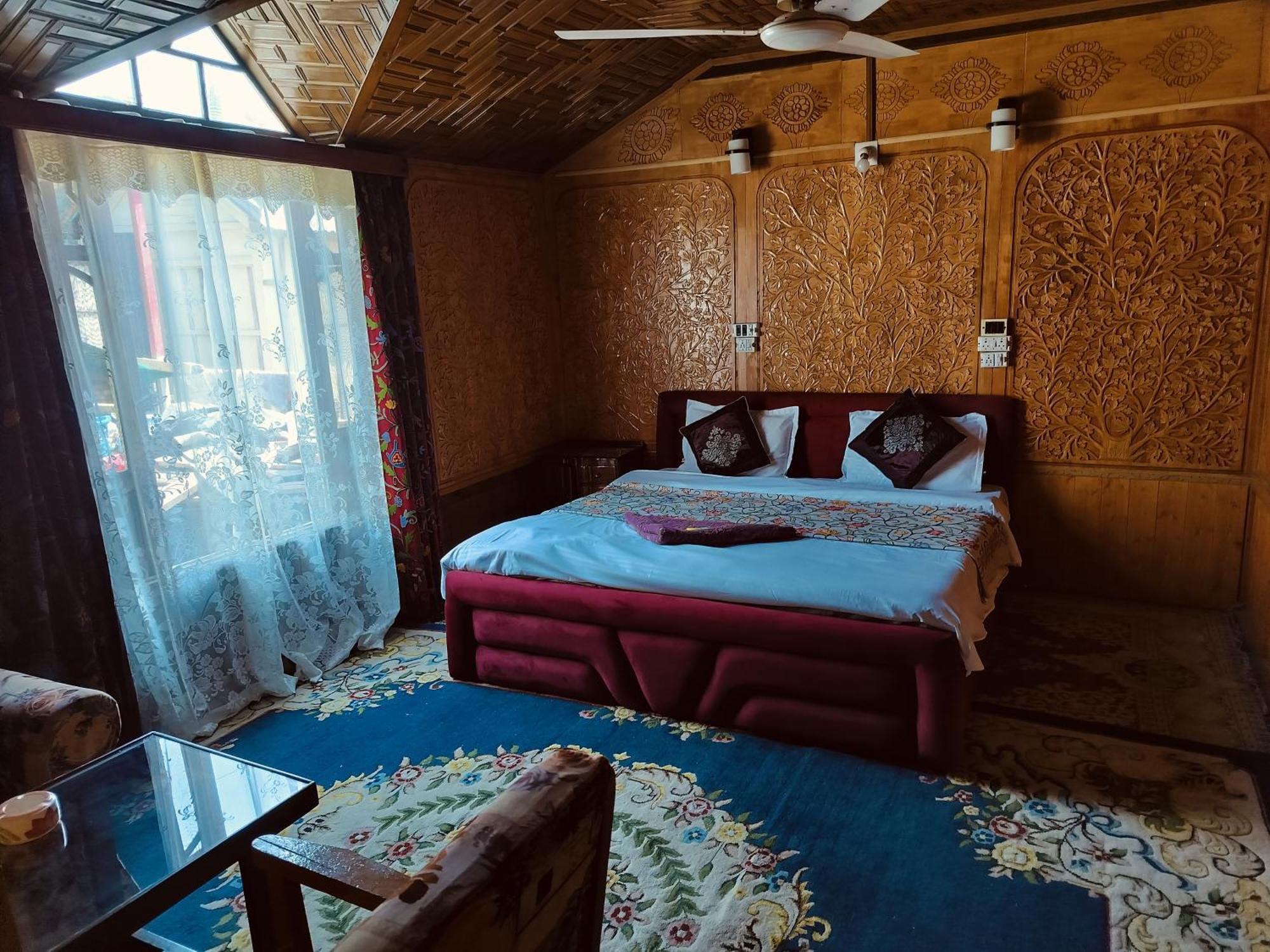 Houseboat Young Snow View Front Line Dal Lake Srīnagar 객실 사진