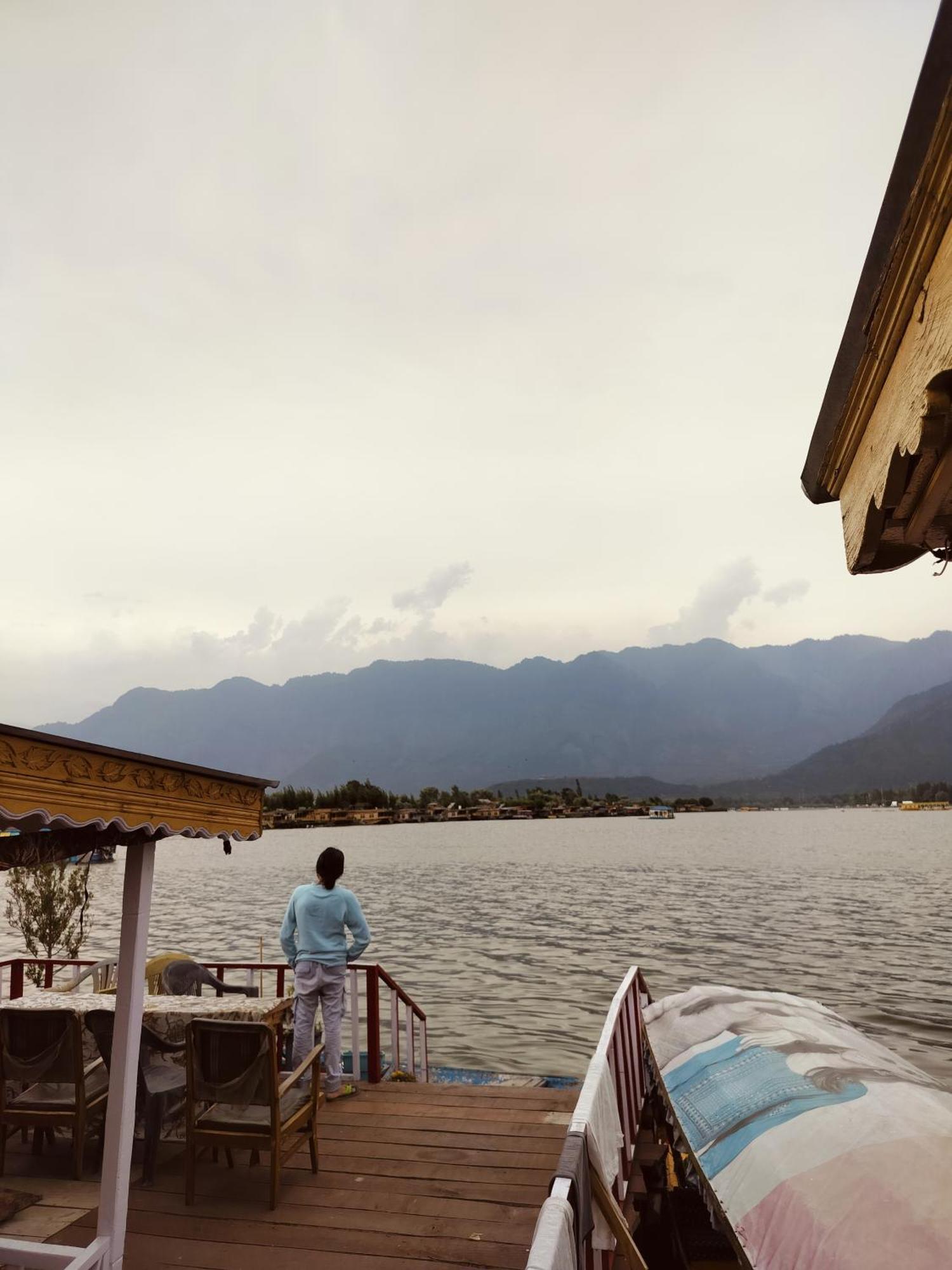 Houseboat Young Snow View Front Line Dal Lake Srīnagar 외부 사진