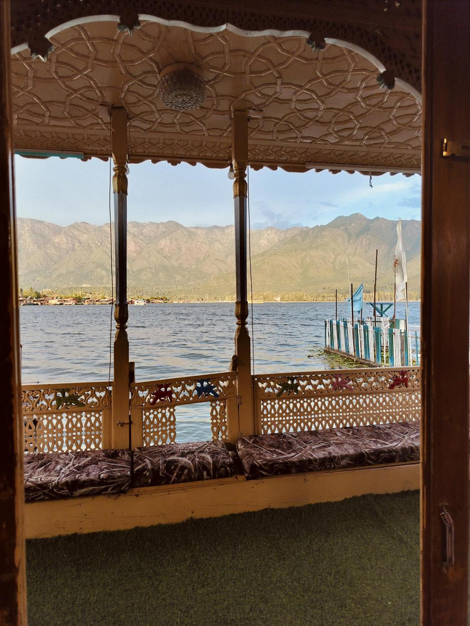 Houseboat Young Snow View Front Line Dal Lake Srīnagar 외부 사진