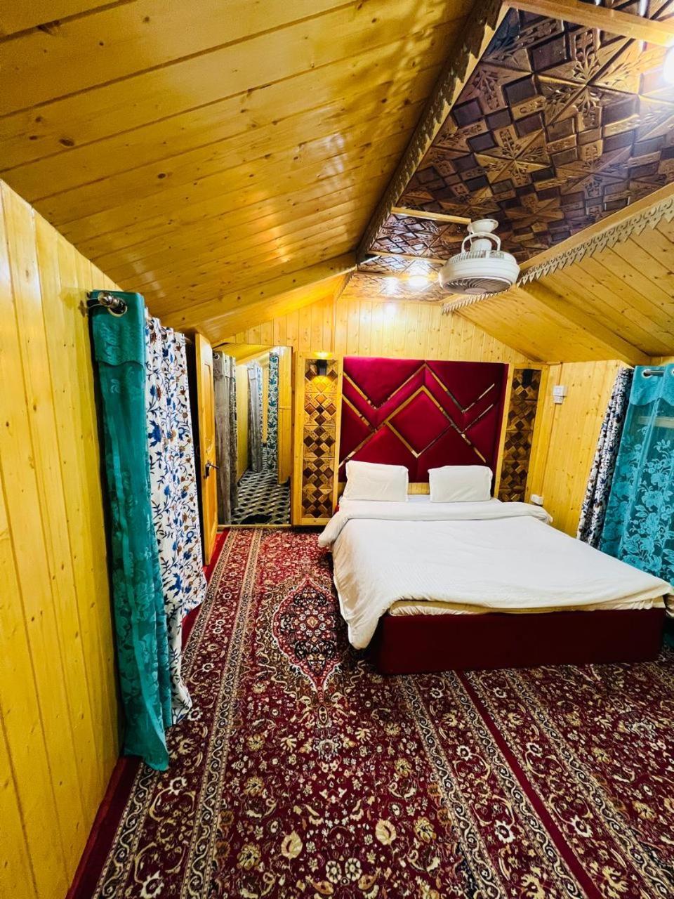 Houseboat Young Snow View Front Line Dal Lake Srīnagar 객실 사진