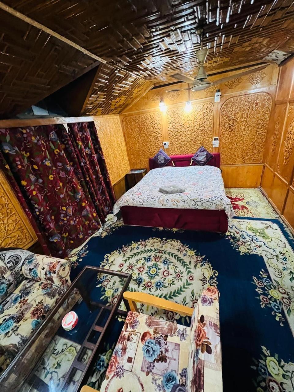 Houseboat Young Snow View Front Line Dal Lake Srīnagar 객실 사진