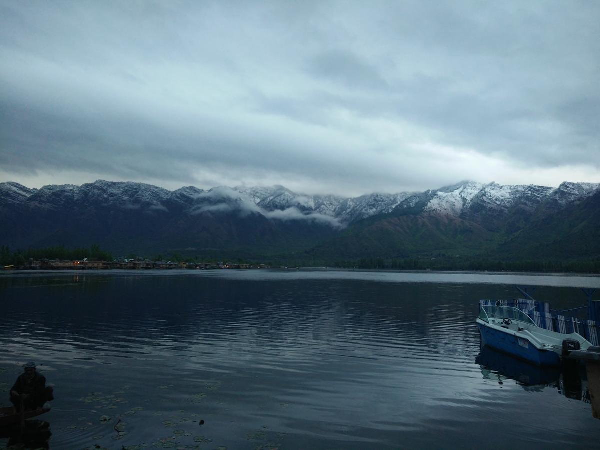 Houseboat Young Snow View Front Line Dal Lake Srīnagar 외부 사진