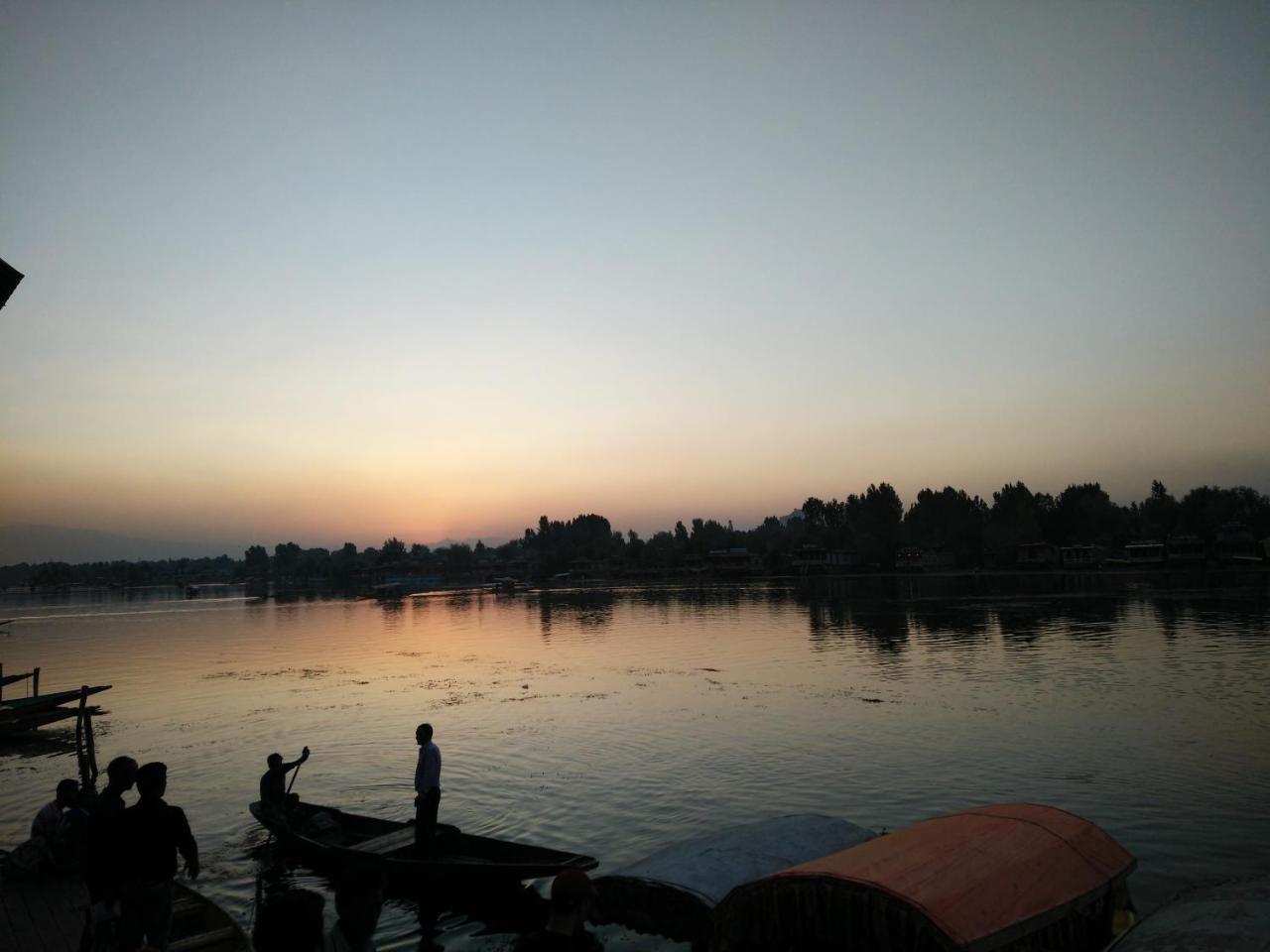 Houseboat Young Snow View Front Line Dal Lake Srīnagar 외부 사진