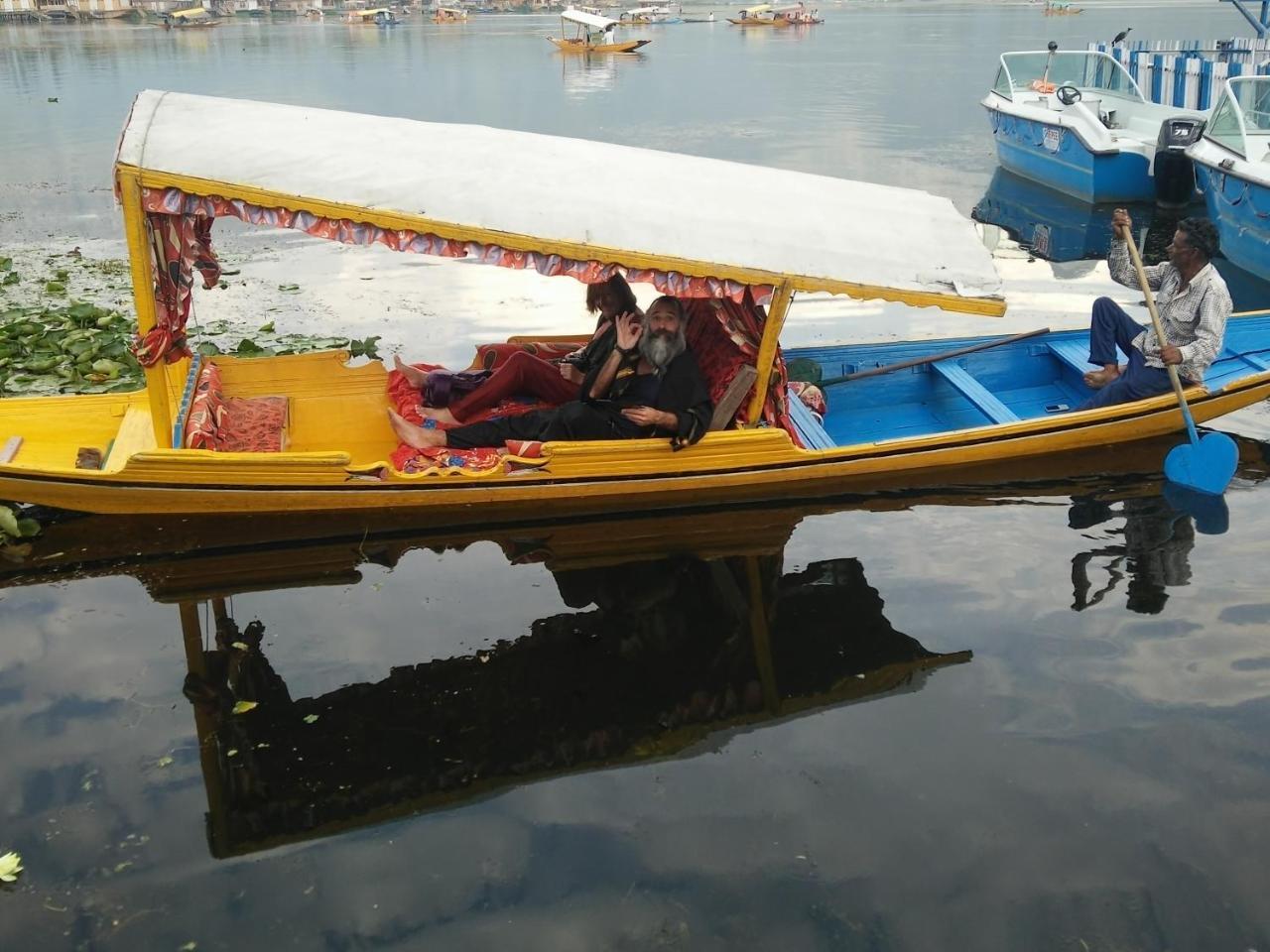 Houseboat Young Snow View Front Line Dal Lake Srīnagar 외부 사진