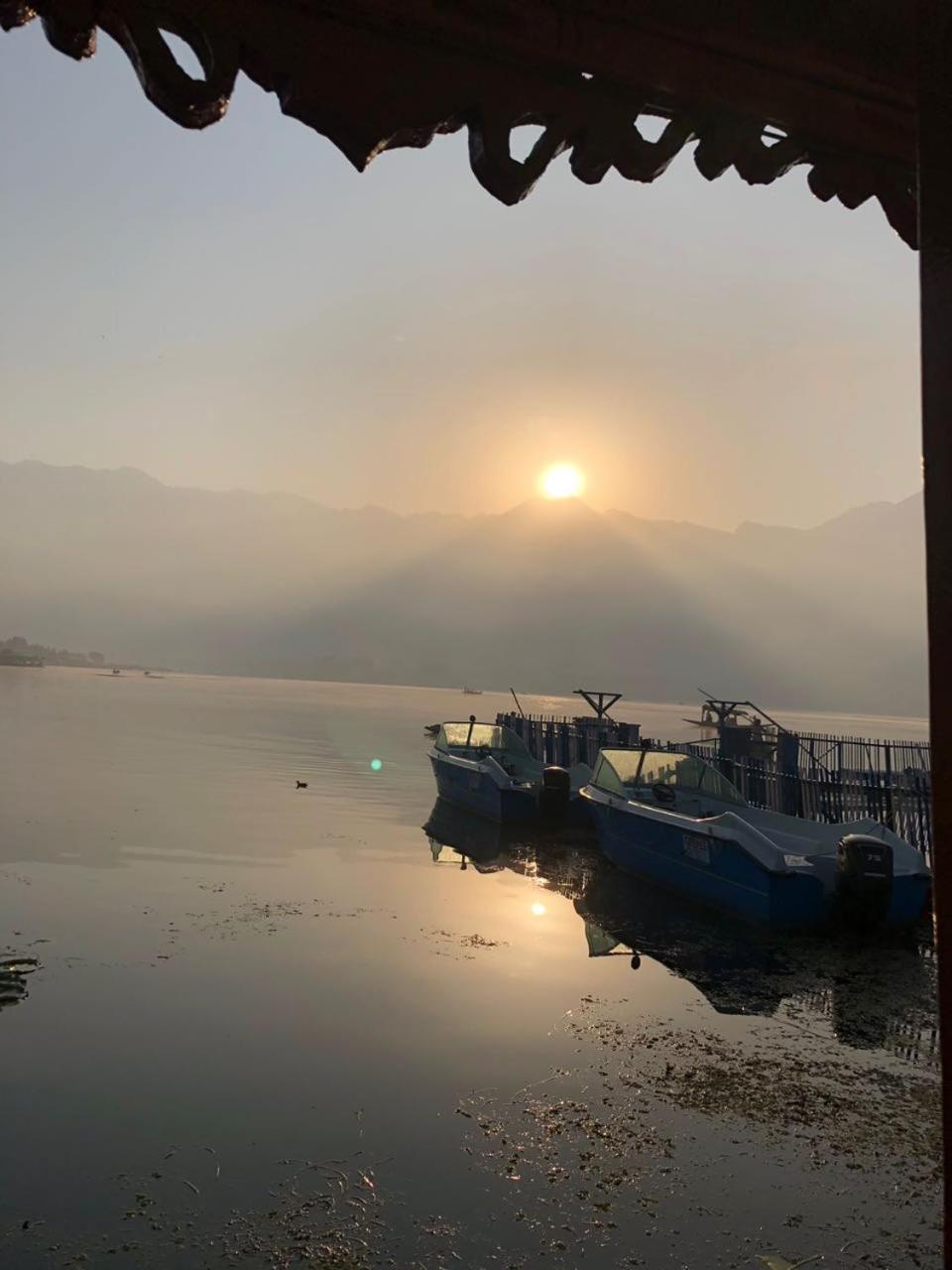 Houseboat Young Snow View Front Line Dal Lake Srīnagar 외부 사진