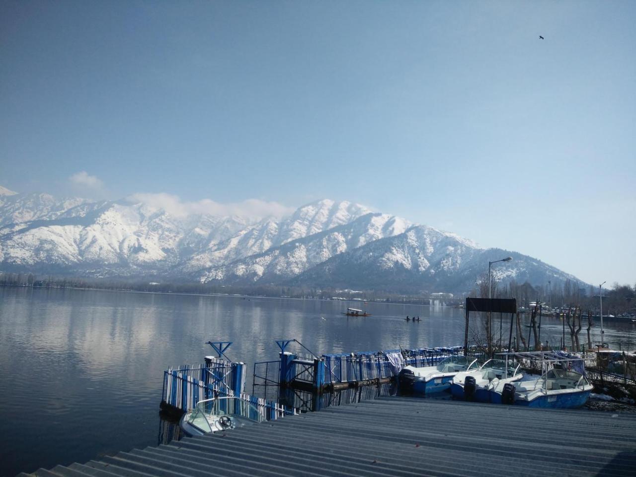 Houseboat Young Snow View Front Line Dal Lake Srīnagar 외부 사진
