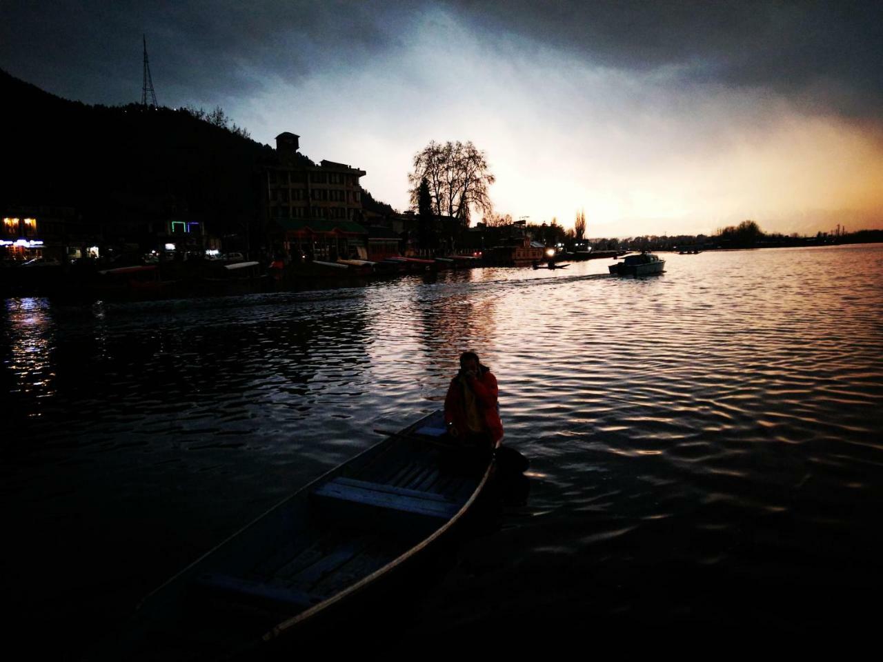 Houseboat Young Snow View Front Line Dal Lake Srīnagar 외부 사진