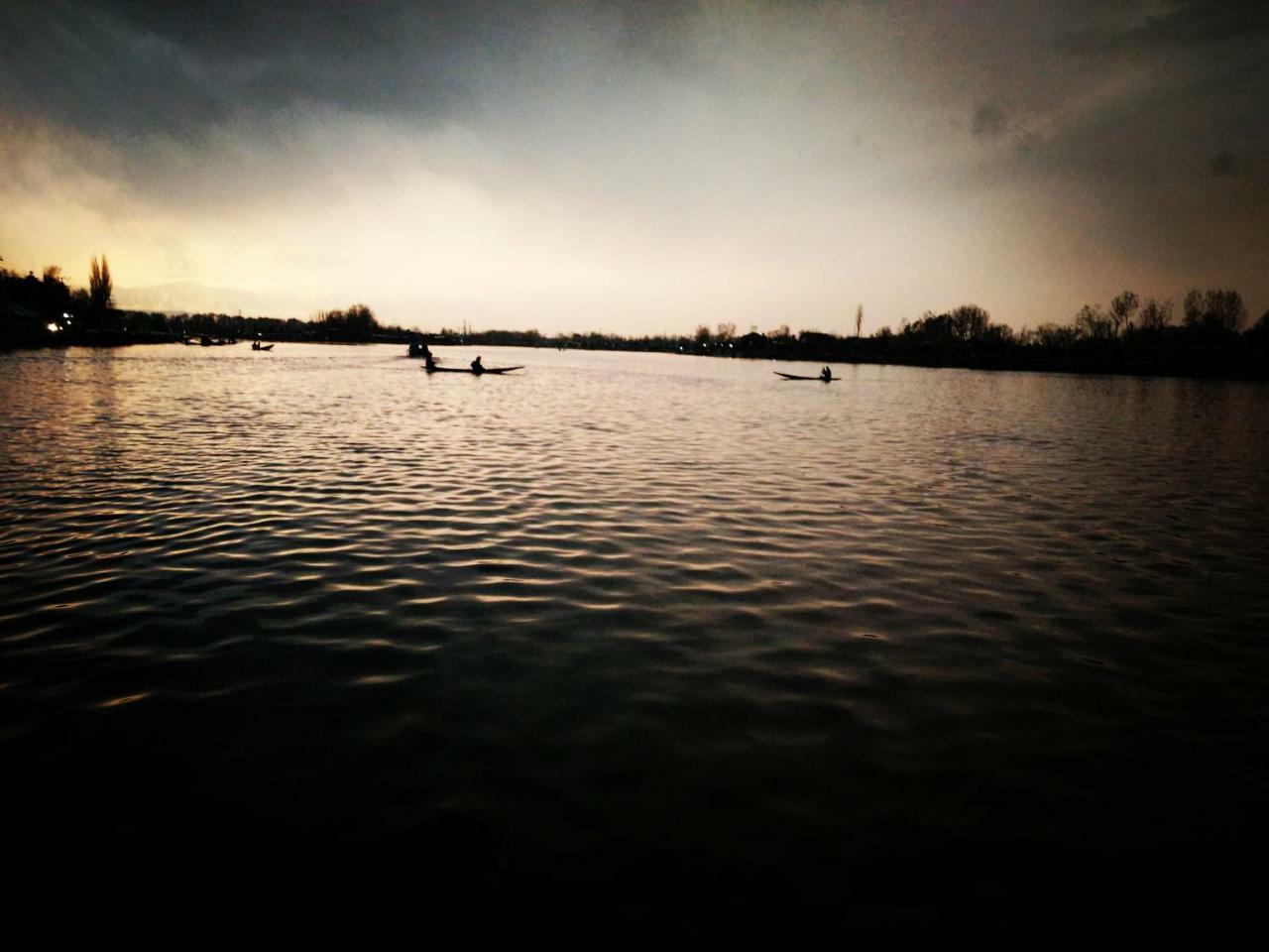 Houseboat Young Snow View Front Line Dal Lake Srīnagar 외부 사진